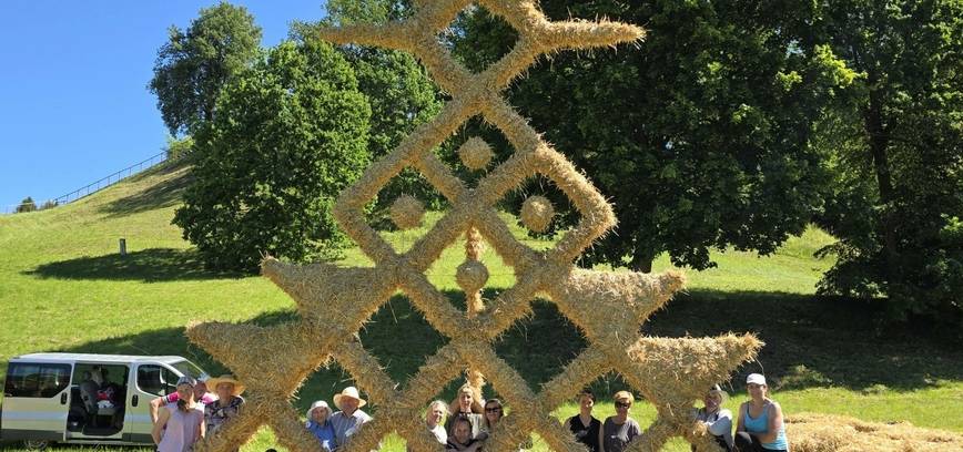 Prie Alytaus piliakalnio – šiaudai virsta skulptūromis!