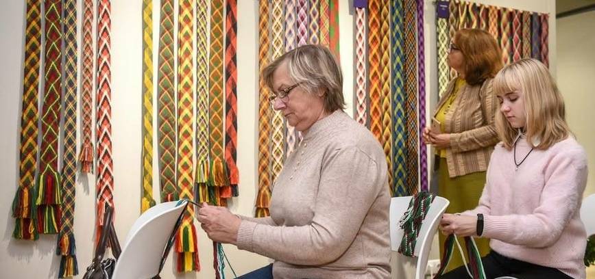 Edukacinė juostų pynimo popietė ir parados ''Juostų pynimo tradicija:žmonės ir spalvos'' uždarymas