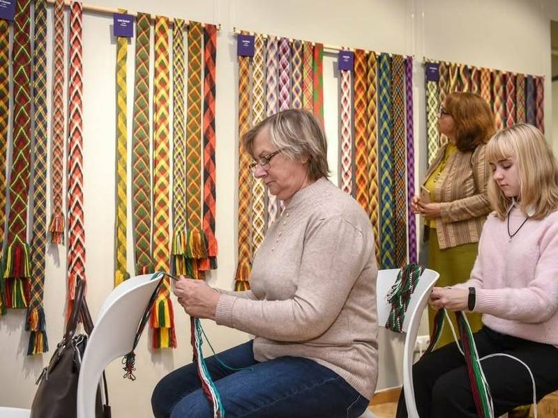 Edukacinė juostų pynimo popietė ir parados ''Juostų pynimo tradicija:žmonės ir spalvos'' uždarymas