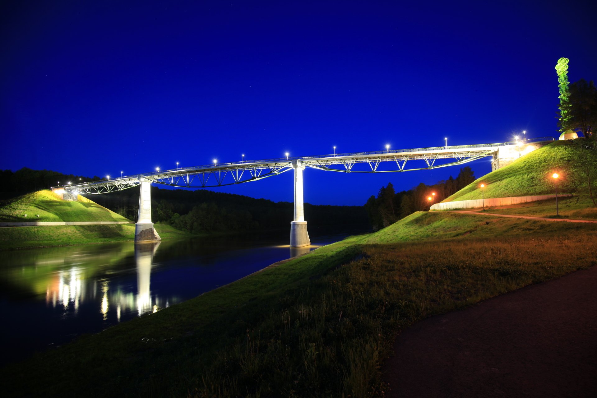 Моста а. Белый мост вильнюс. Мост литва русне. Вильнюс река в городе. Литва каунас жд мост.