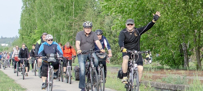 Ścieżka rowerowa na dawnym XIX wieku nasyp kolejowy