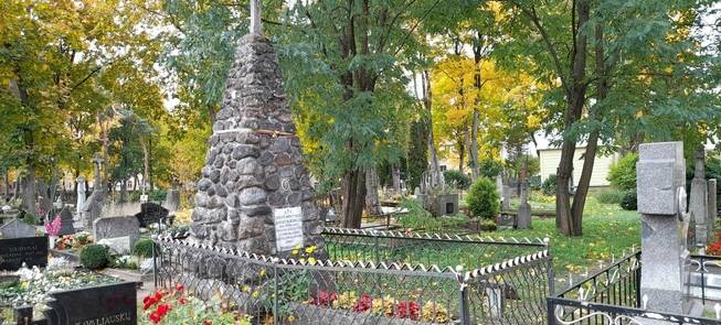 Grób nauczyciela, strzelca, wolontariusza Juozasa Bloznelisa