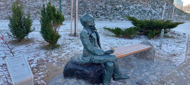 Skulptūra „Į žvaigždes“ (skirta poetui Antanui Saulynui)