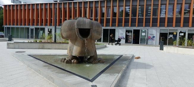 Rzeźba „Wodna bestia z lwimi stopami”