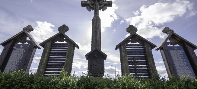 Grób i pomnik partyzantów litewskich na cmentarzu miejskim w Daugai