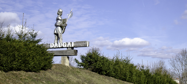 Rzeźba Daugis z napisem „Daugai”