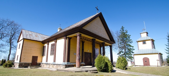 Drewniany kościół Trójcy Świętej w Alovė