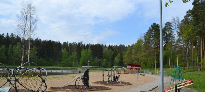 Wielkie jezioro Dailide w parku Kurorto