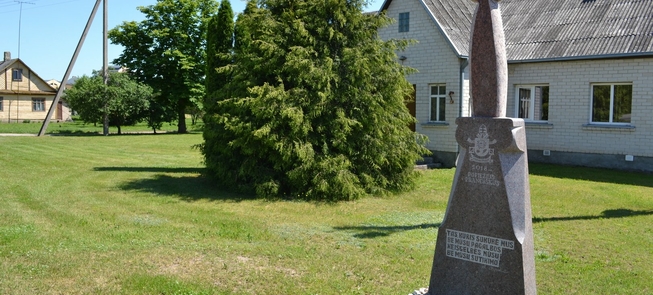 Kamienny krzyż upamiętniający wizytę papieża Franciszka na Litwie