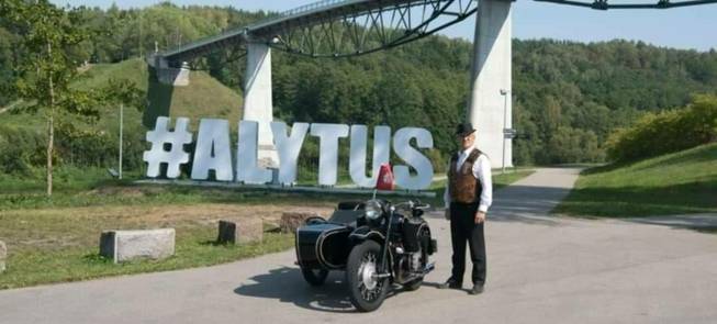 Edukacinė pramoga su istoriniu motociklu „Retro pasivažinėjimas Alytuje“
