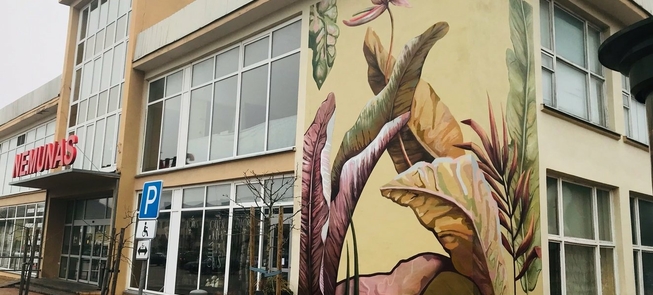 Motywy kwiatowe na budynku PC Niemen