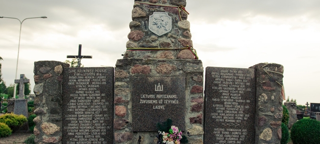 Dwa pomniki utrwalające pamięć o partyzantach litewskich w Simnie