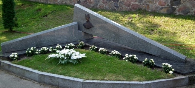 Pomnik księdzu Alfonsasu Petrulisu w Pivašiūnai